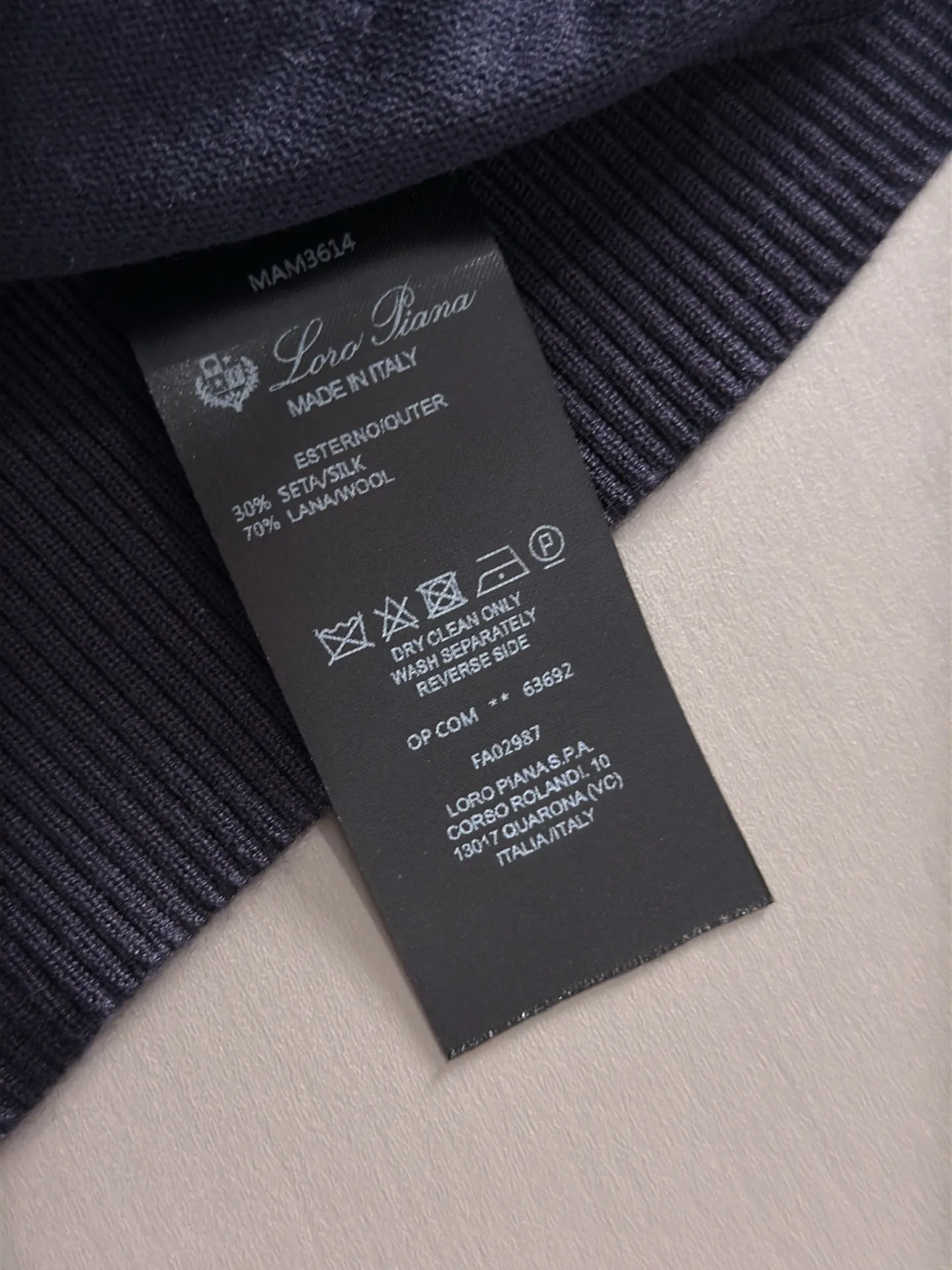 LP high quality Loro Piana 26ss New Arrival men's short-sleeved T-shirt. Made of combed cotton yarn knitted cotton fabric, no pressure when entering and exiting the counter. Exclusive control of raw materials. It feels substantial when weighed, and the upper body is more textured than ordinary T-shirts. This texture can handle the weather easily and is suitable for both hot and cold! Loose fit design, looks noble. The only correct version is available Size: M to 4XL
